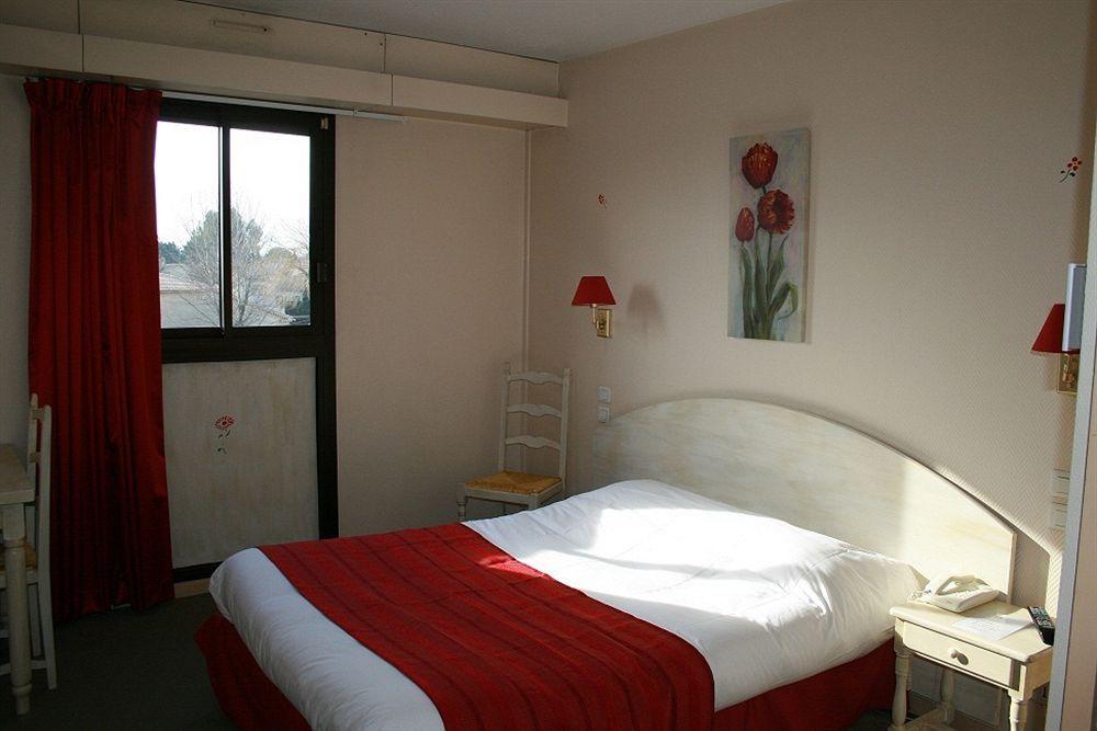 Hotel Les Nevons L'Isle-sur-la-Sorgue Bagian luar foto