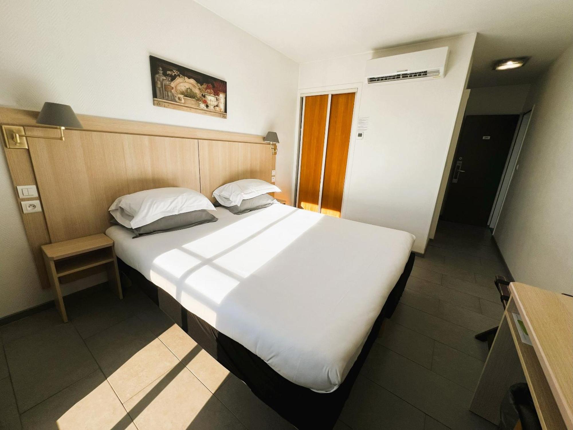 Hotel Les Nevons L'Isle-sur-la-Sorgue Ruang foto